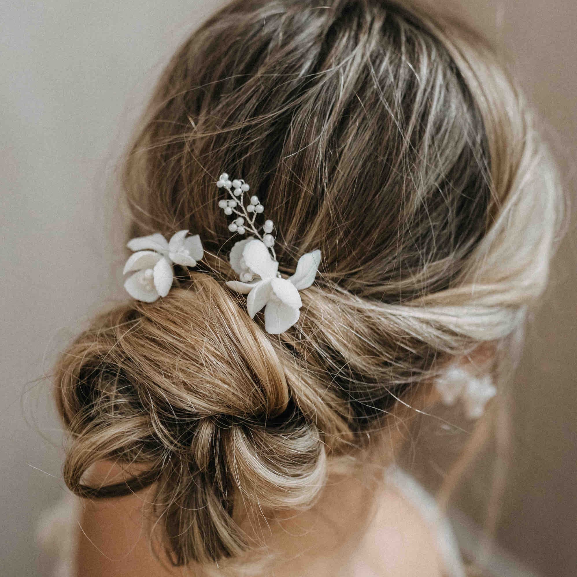 Haarschmuck Gartenhochzeit: Florale Ideen für Bräute