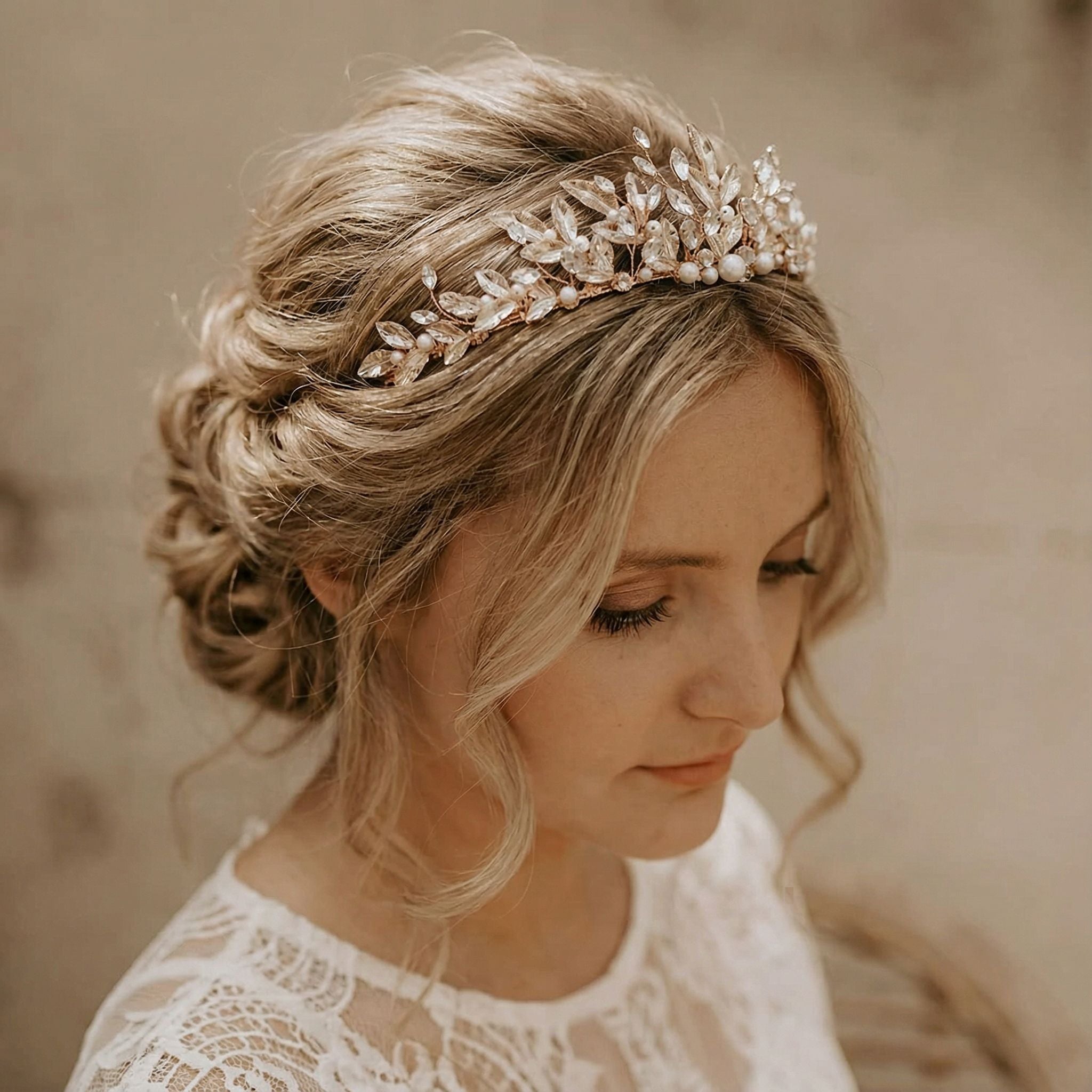 Haarschmuck hochgeschlossenes Brautkleid – elegant abgestimmt