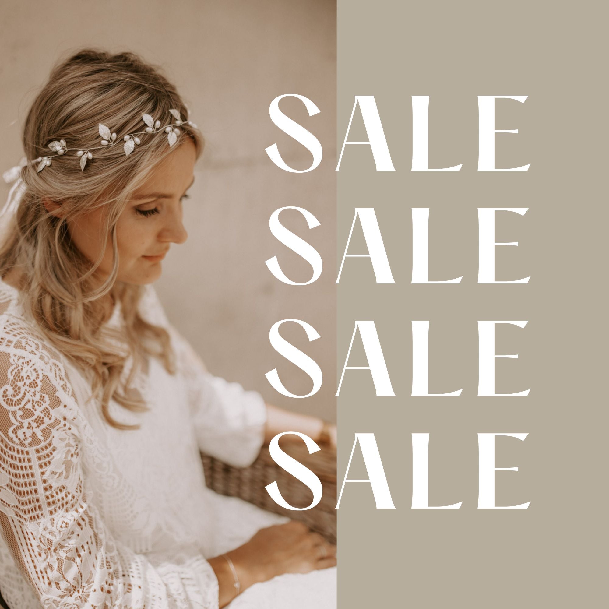 Eine Frau in einem weißen Spitzenkleid mit geblümter Kopfbedeckung sitzt auf einem Stuhl und schaut nach unten. Das Wort "SALE" wird viermal in weißer Schrift auf einem beigen Hintergrund neben ihr wiederholt.