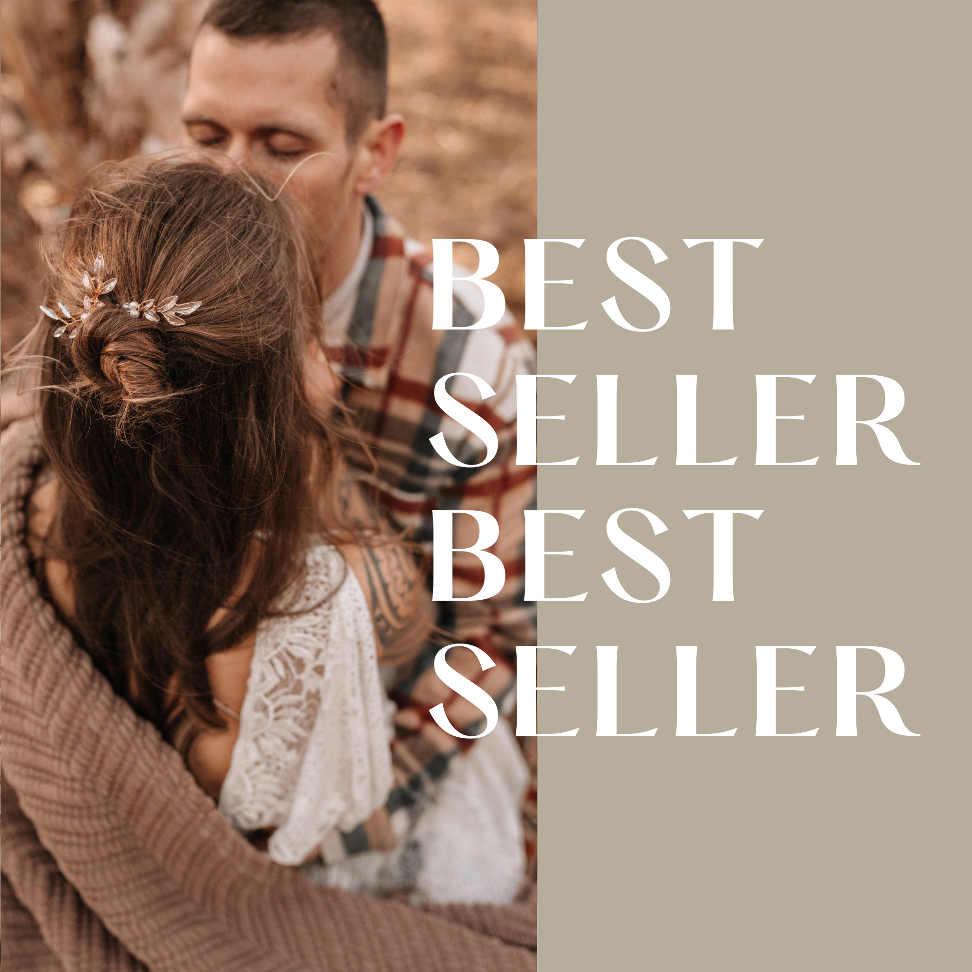 Ein Bräutigam in einem weißen Hemd umarmt und küsst eine Braut in einem spitzenbesetzten Hochzeitskleid mit offenem Rücken und Kopfbedeckung, die auf sandigem Boden mit Grün im Hintergrund steht.