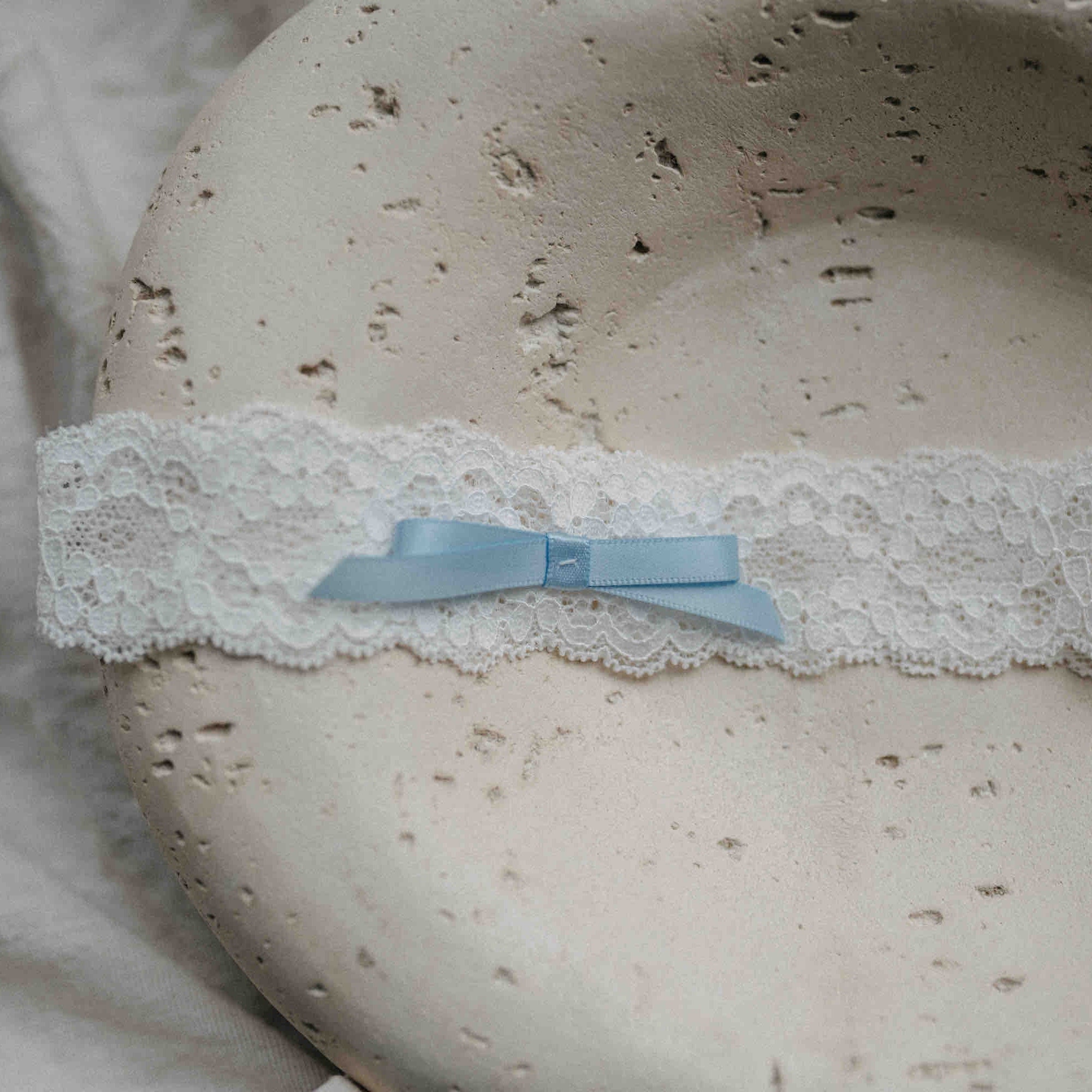 Strumpfband weiß mit blauer Schleife