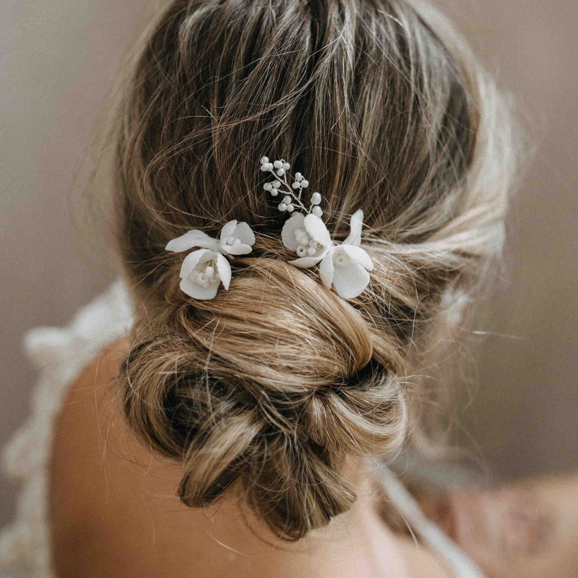 Schmuck für schlichtes Brautkleid – dezente Looks für Bräute