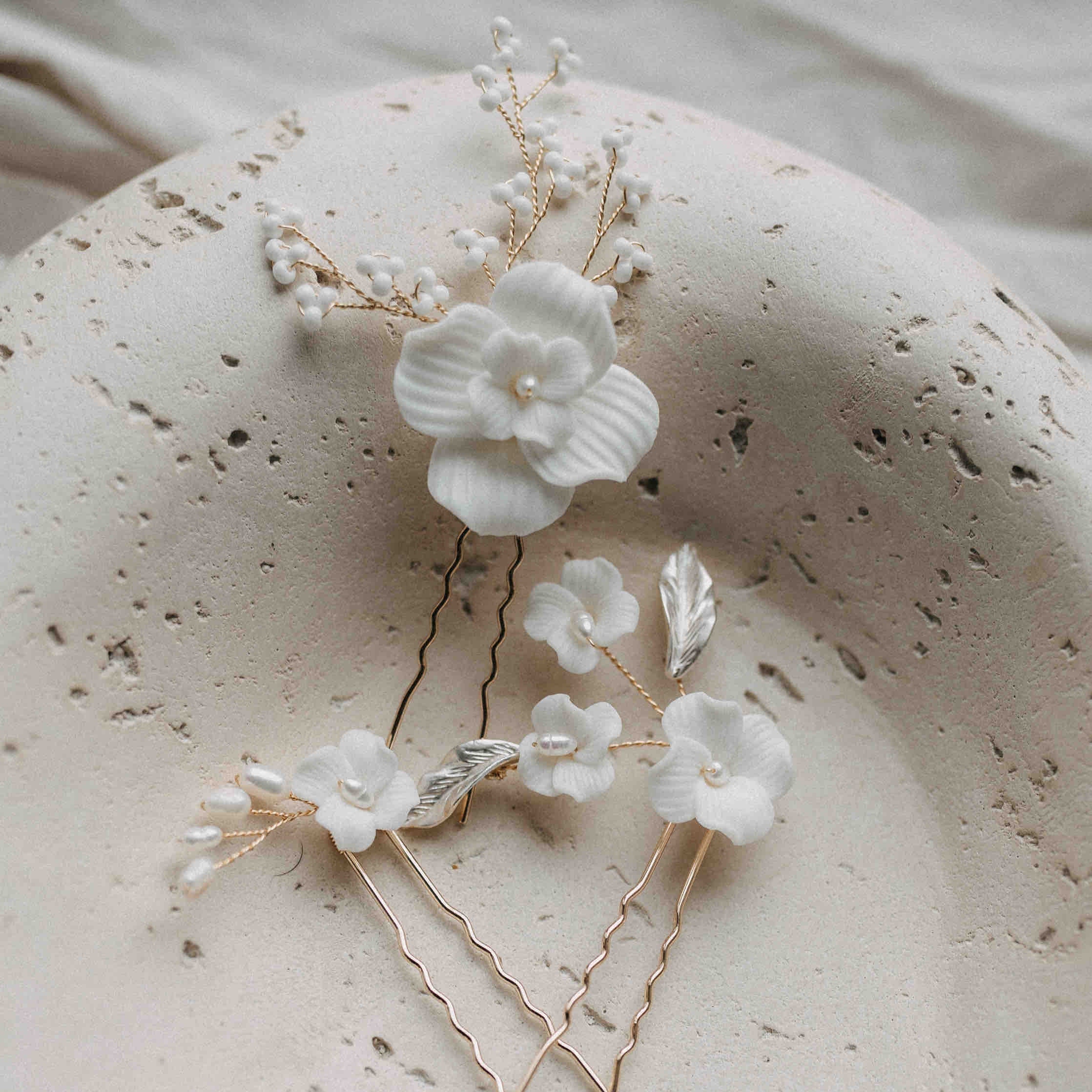 Haarschmuck Carmen-Ausschnitt: Elegante Tipps für Bräute