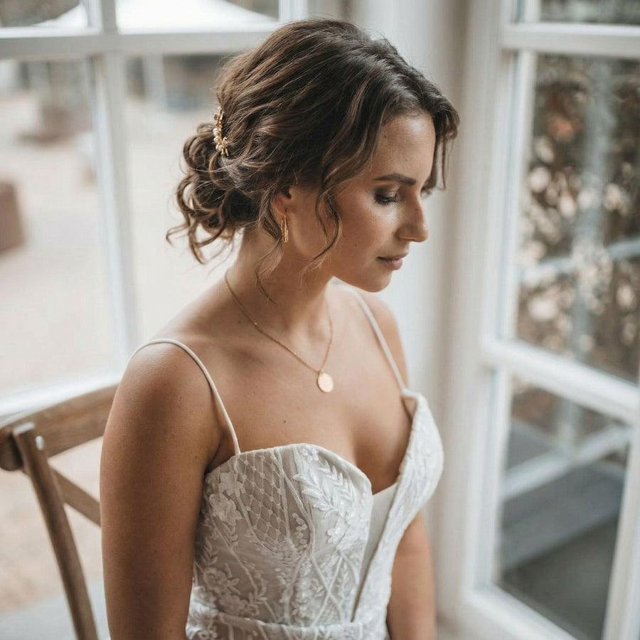 Haarschmuck zu Kleiderausschnitt – Harmonie fürs Brautkleid