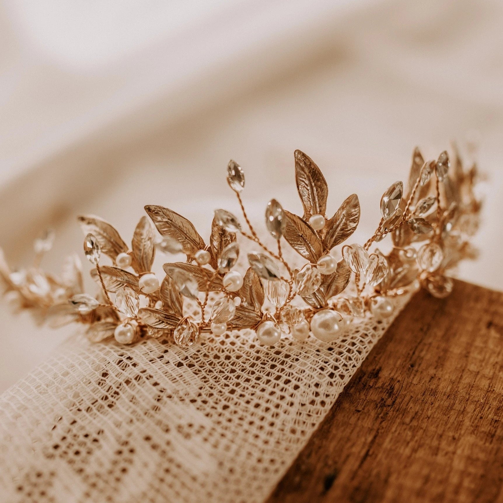 Fashey Braut-Tiara Goldfarben Mit Strass & Perlen - Kopfschmuck Für Hochzeit, Abschlussball, Besondere Anlässe
