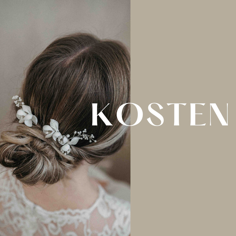 Eine Frau mit hellbraunem Haar, das zu einem niedrigen, lockeren Dutt frisiert und mit kleinen weißen Blumen geschmückt ist, von hinten gesehen. Sie trägt ein Spitzenkleid. Die rechte Hälfte des Bildes hat einen beigen Hintergrund mit dem Wort "KOSTEN" in fetten weißen Buchstaben.