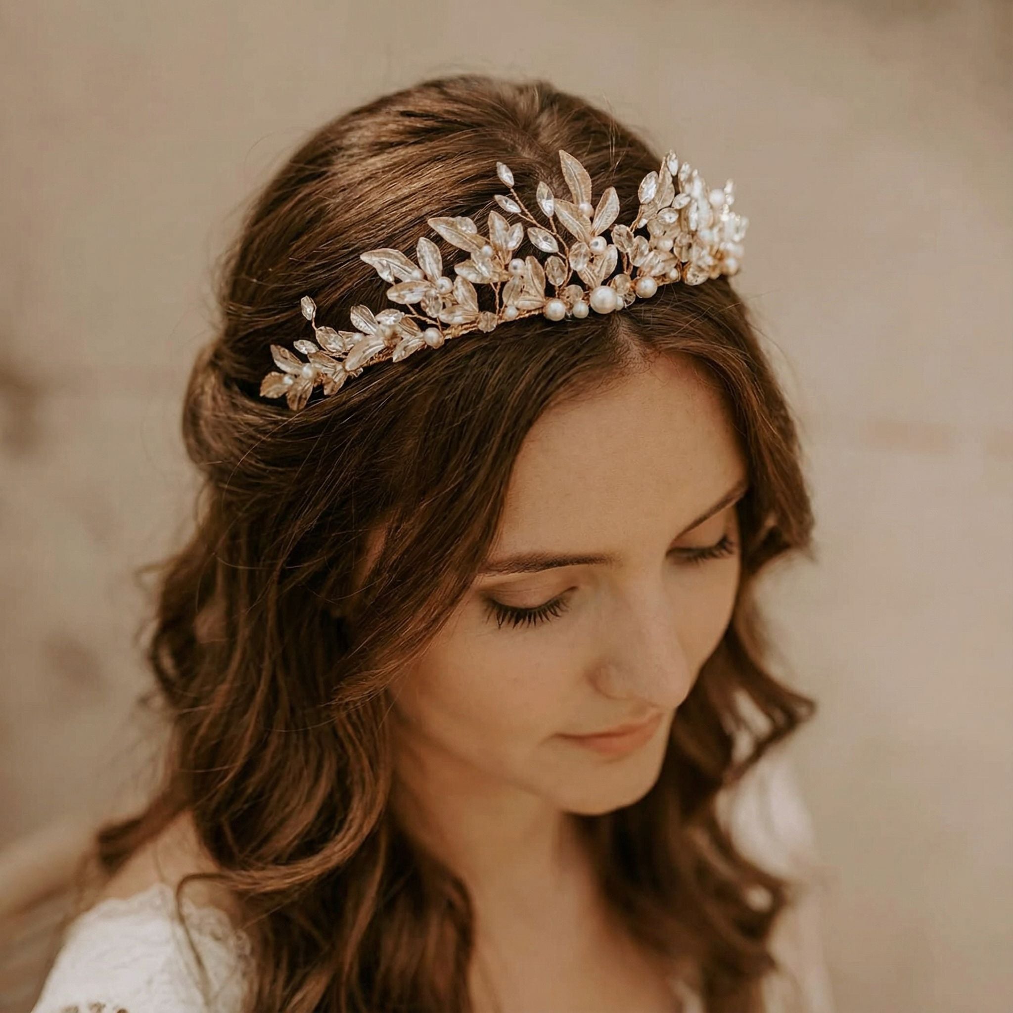 Eine Frau mit einer Tiara im Haar.