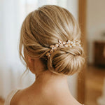 Eine Frau mit hochgestecktem Haar.